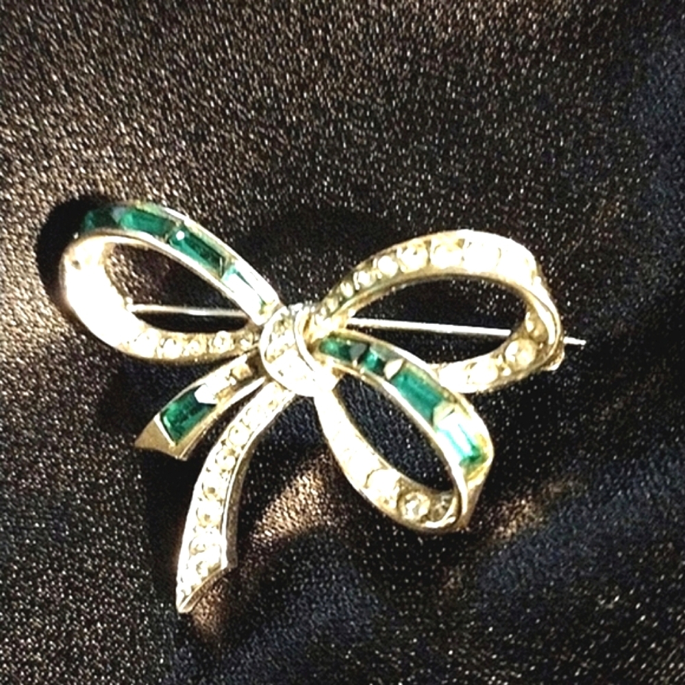 BOUCHER VINTAGE BOW PIN